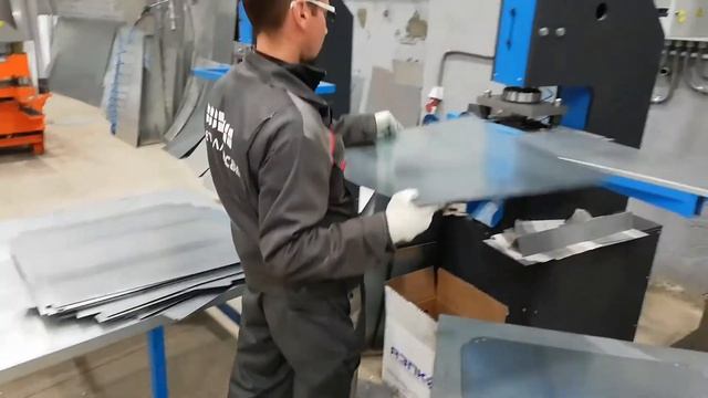 Высечка углов металлокассет | Производство вентилируемых фасадов смотреть онлайн