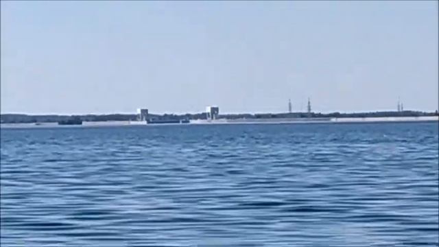 Променад по водохранилищу Плявиньской ГЭС смотреть онлайн