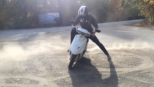 Жосткий навал на Honda Dio af27 |Валим боком смотреть онлайн