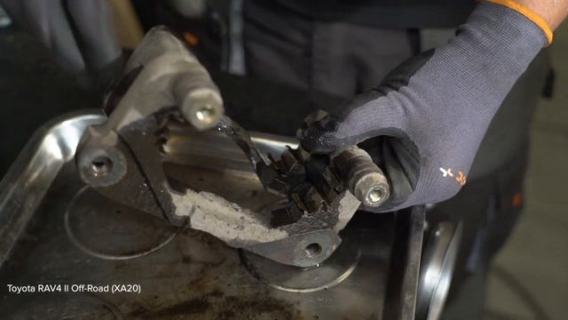 Как заменить передние тормозные диски на TOYOTA RAV4 II [ВИДЕОУРОК AUTODOC] смотреть онлайн