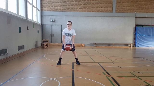 Hertener Löwen Corona Camp Training U10 Woche 3 Training 1 Ballhandling und ein spaßiges Spiel смотреть онлайн