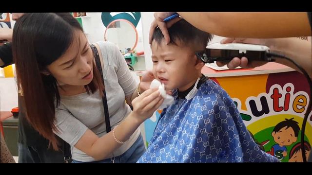 KOBE'S FIRST HAIRCUT AT KUTIE KUTS KIDS SALON / ROB MAGNOLIA смотреть онлайн