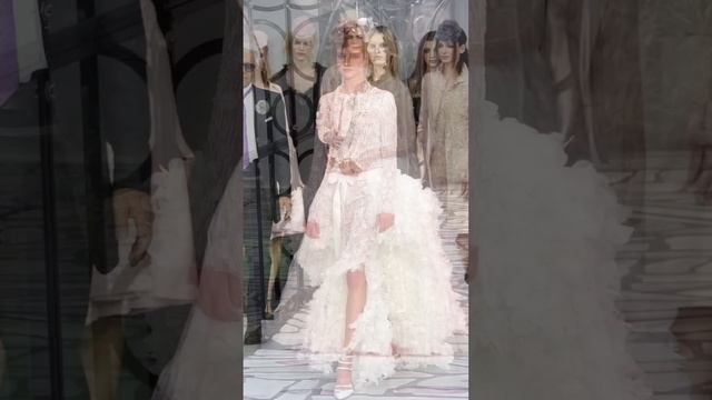 Знаменитости в легендарных свадебных платьях Chanel смотреть онлайн