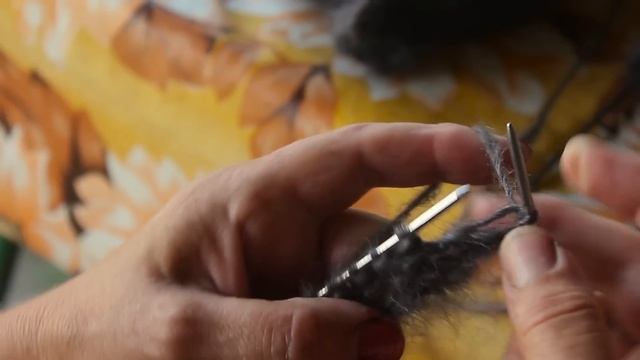 ВЯЖЕМ ПУХОВУЮ КОСЫНКУ! ЧАСТЬ 1 Как правильно начать вязать косыночку смотреть онлайн