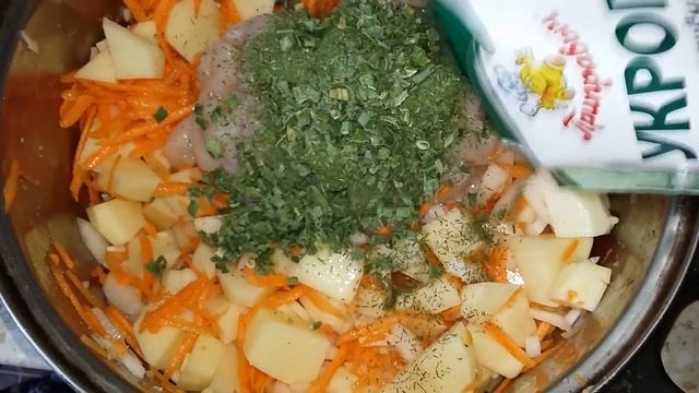 ТУШЕННЫЙ КАРТОФЕЛЬ В ГОРШОЧКАХ, КУЛИНАРНЫЙ ВЛОГ №10- 20160704 смотреть онлайн