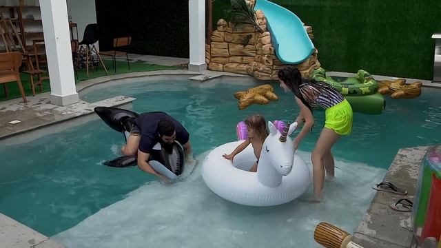 BRINCANDO NA PISCINA DA MINHA MANSÃO NOVA (GINCANA DO LUCCAS) смотреть онлайн