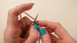 ШАПКА КОНСКИЙ ХВОСТ / Подробный МК по вязанию женской шапочки спицами