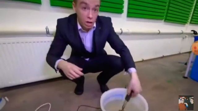 Сафик вылил на Бруно самый горячи кипяток смотреть онлайн