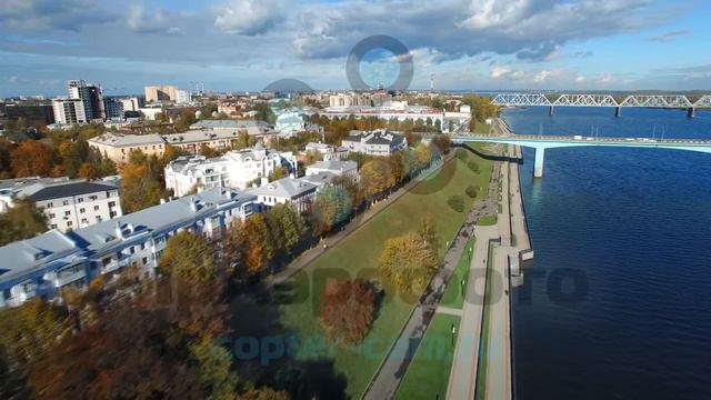 Ярославль. Набережная и Октябрьский мост через Волгу. Осень. Аэросъемка. смотреть онлайн