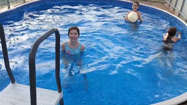 На улице всего +16, а дети в бассейне! смотреть онлайн