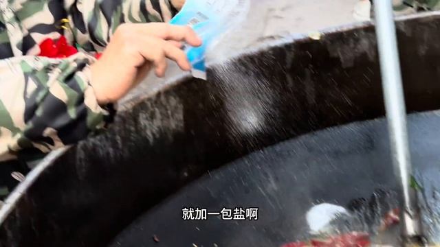 河南安阳酒席大锅菜，10个大姐同时切菜，一锅能炒800斤，想吃基本靠抢！ #麦总去哪吃