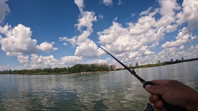 БЕСКОНЕЧНЫЙ СУДАК! Рыбалка на лайт с лодки как альтернатива ультралайту с берега. смотреть онлайн
