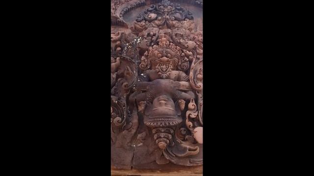 Бог Вишну и его аватара - Нарасимха. Барельефы Бантэй срэй, Ангкор, Камбоджа смотреть онлайн