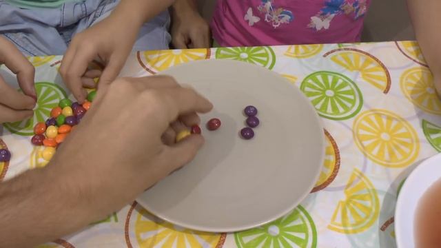 ЧЕЛЛЕНДЖ СКИТЛС И ММДЕМС  /Skittles And M&Ms Chelleng Games Candy Science Experimen