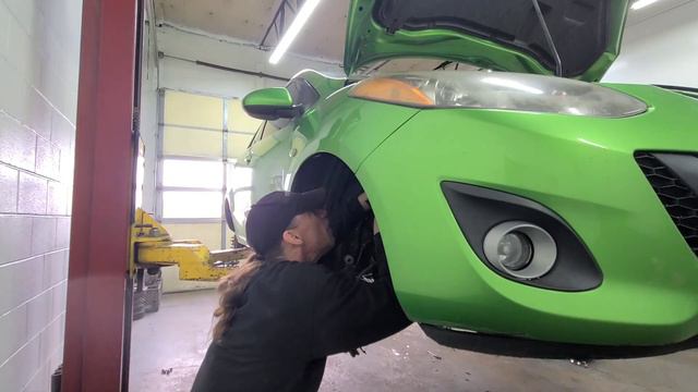 Front Struts on a 2012 Mazda 2 смотреть онлайн