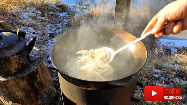 ТУШЕНАЯ КАПУСТА С КОПЧЕНОСТЯМИ | готовим в казане на речке. #Капустарецепт смотреть онлайн
