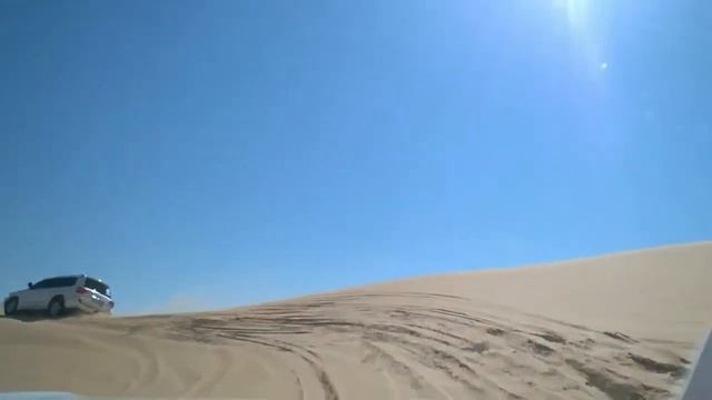 По пустыне на джипах и серфинг на песке смотреть онлайн