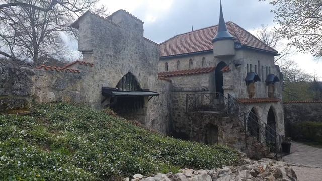 Замок Lichtenstein. 20 минут от центра Ройтлинген и ты окружён историей этого края. смотреть онлайн