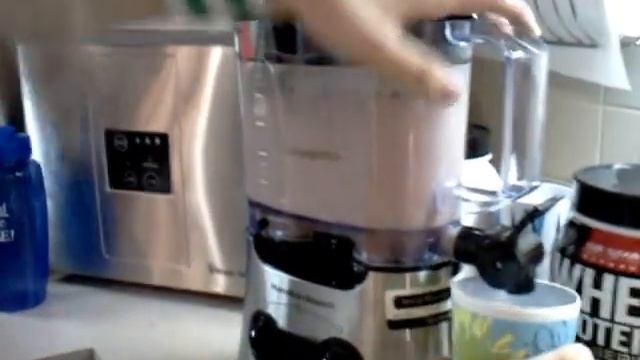 Max trying out new Hamilton Beach Dual Wave Blender смотреть онлайн