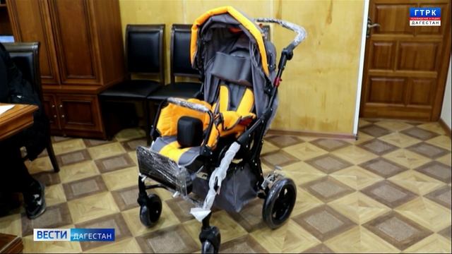 Ребенок получил инвалидную коляску после обращения его матери к главе Дагестана смотреть онлайн