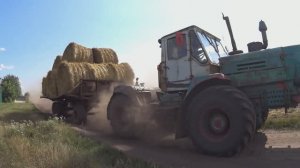 Трактора Т 150 участвуют в перевозке тюков.
