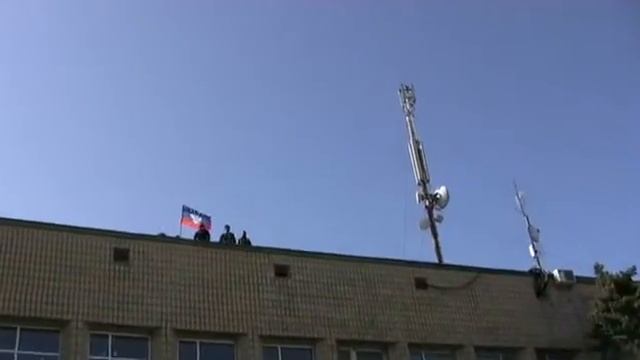 поднятие флага Донецкой республики над Новоазовской районной администрацией 1 смотреть онлайн