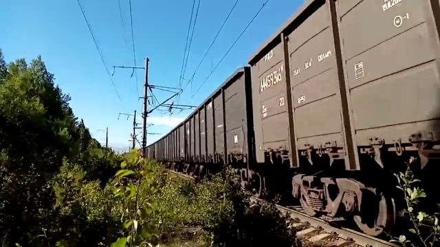 Электровоз 2ЭС5К 340 с грузовым поездом (полувагонами) проследует ст. Надвоицы смотреть онлайн