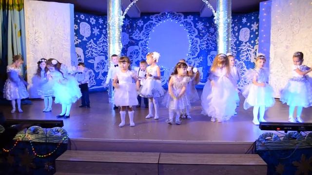 Танец "Снег-снежок". Детки 4 лет первый класс эстетического отделения. смотреть онлайн