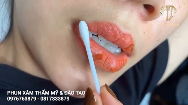 Cận cảnh môi phun màu cam đất đang bong màu смотреть онлайн