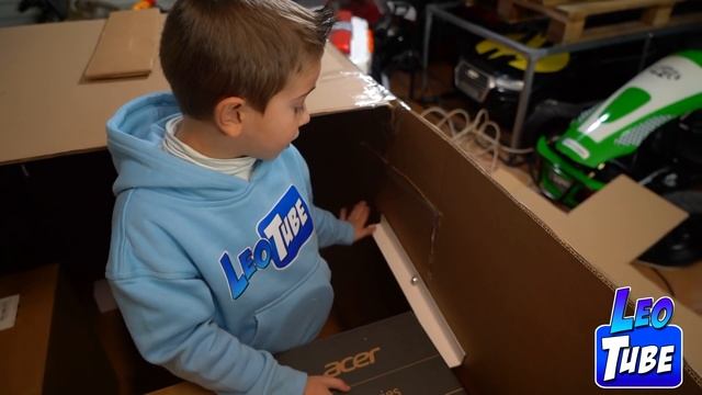 Leo Fabrica Su Castillo De Carton