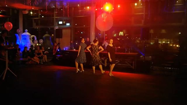 Three Cool Cats смотреть онлайн
