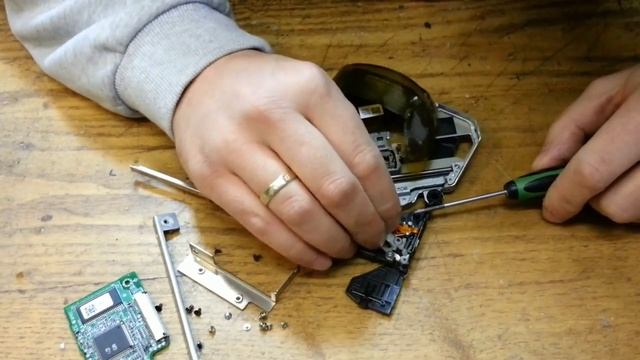 разбираем DVD привод от ноутбука. смотреть онлайн