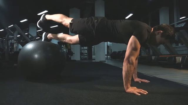 0151 Подъемы ног на фитболе