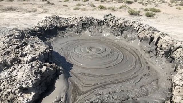 "Mud volcano" in Baku, Azerbaijan смотреть онлайн