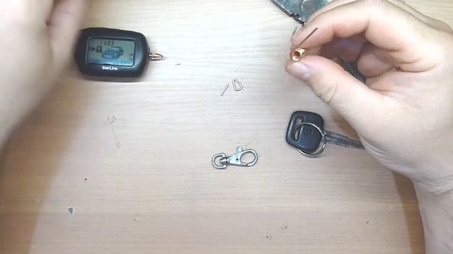 Как прикрепить карабин к брелку сигнализации