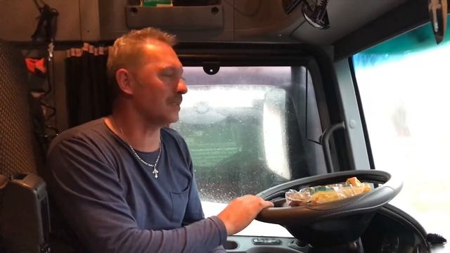 Mercedes-Benz Actros ) Готовим в кабине ) Пробую тронутся на автомате ) смотреть онлайн