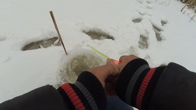 Зимняя рыбалка. Рыбалка на малой речке. Замечательный клёв плотвы, на мормышку с мотылем. смотреть онлайн