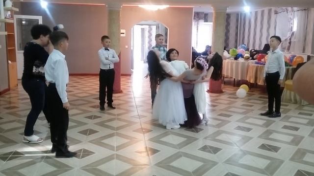 Вальс. Школа 11 4 класс"Ж" г. СЕМЕЙ Выпускной смотреть онлайн