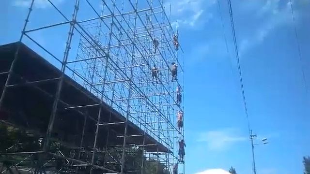 Рабочие как муравьи монтируют сложную конструкцию сцены на Потемкинской лестнице смотреть онлайн