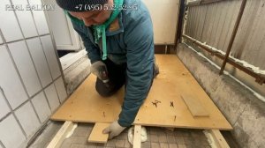 Остекление балкона в П-44 «сапожок» под ключ. Встроенная мебель на балконе.