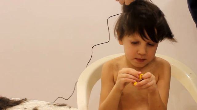 Попробуй постричь малыша если он крутится.Стрижка с молнией смотреть онлайн