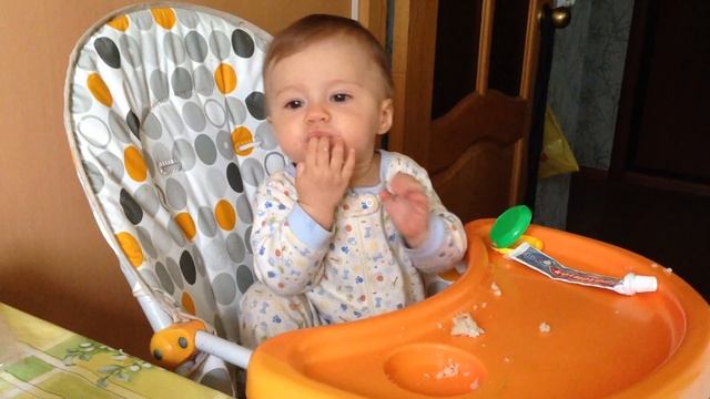 10 месяцев. Кушает котлету