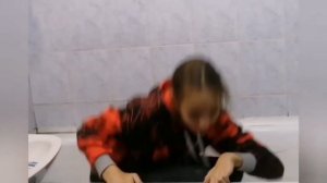 Утонули в ванной во время съёмок. 😭