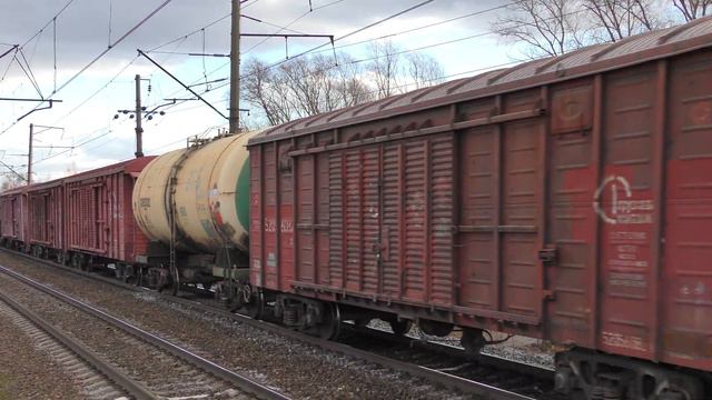 Электровоз ВЛ80С-2716 с грузовым поездом