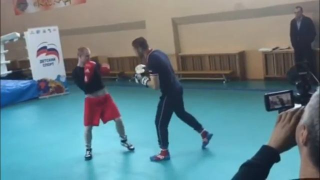 Чемпион мира по боксу Дмитрий Пирог провёл мастер-класс в спортивной школе "Каскад". смотреть онлайн