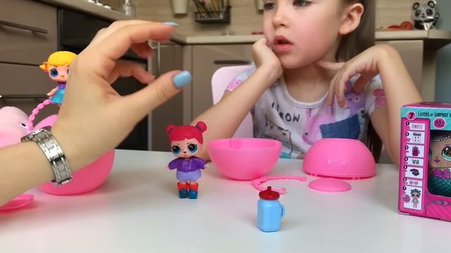 Маша распаковывает Куклы ЛОЛ LoL surprise. Ждали оригинал а получили подделку. смотреть онлайн