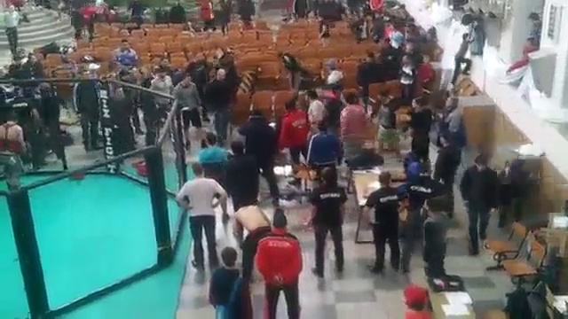 Драка на чемпионате Краснодара по микс-файту смотреть онлайн