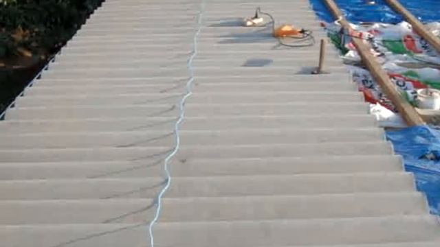 MOV08126 x264 Проложили один ряд шифера на обрешетку крыши, лежит ровно параллельно края смотреть онлайн