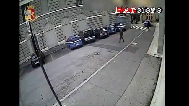 Sparatoria nella Questura di Trieste. Il video del killer che spara all'interno della Questura смотреть онлайн