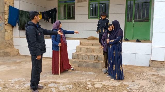 The children's decision to stay with their grandmother and Parisa and Sajjad's discomfort смотреть онлайн